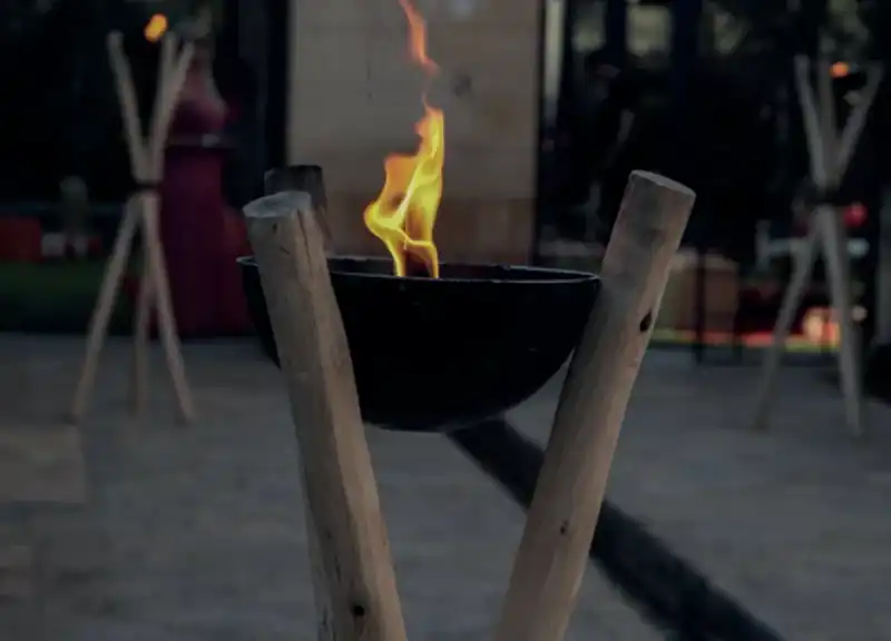 Vasque de feu piètement bois clair — photo